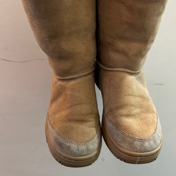 UGG Classic Tan Boots with Shearling - Picture 3 of 12